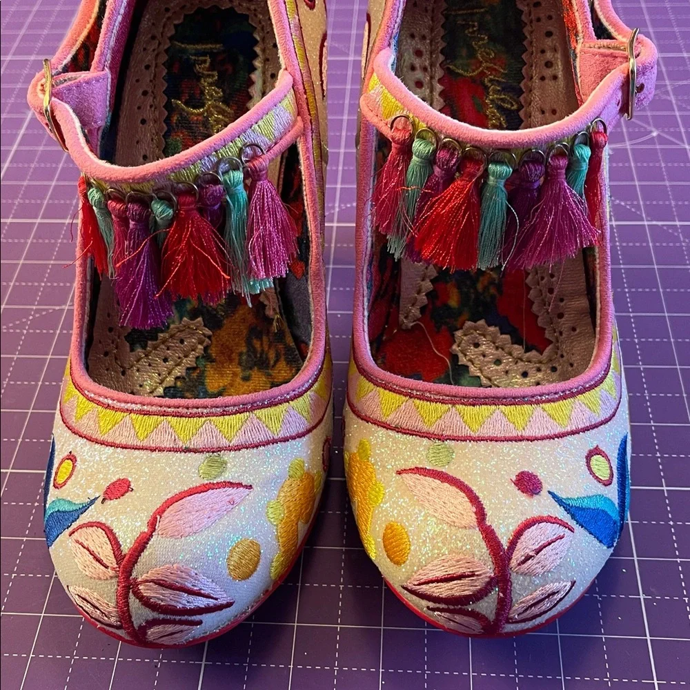 NWOB Irregular Choice Size 39 white glitter embroidered heels. - Picture 2 of 5